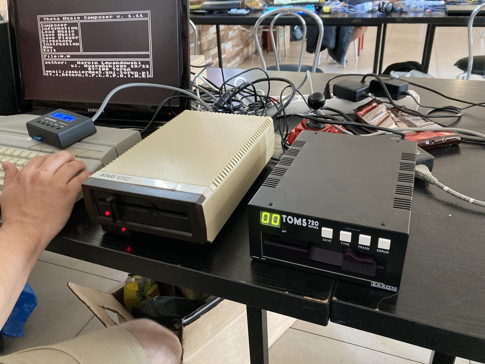 Floppy drives Atari 1050 and TOMS720